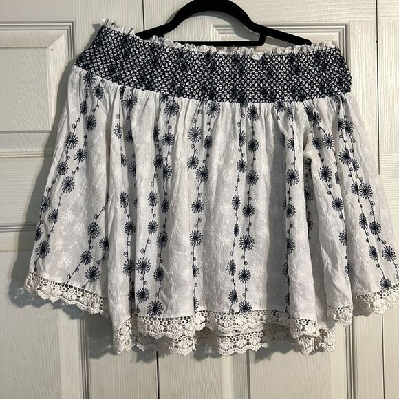 EN CREME Size Small Strapless Floral Smocked Eyelet Lace Top Flowy Romantic - Picture 5 of 8